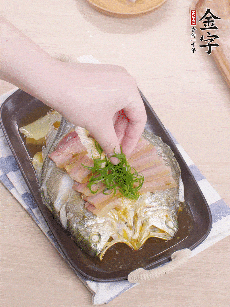 取出姜蔥，淋2勺蒸魚(yú)豉油，擺蔥絲。