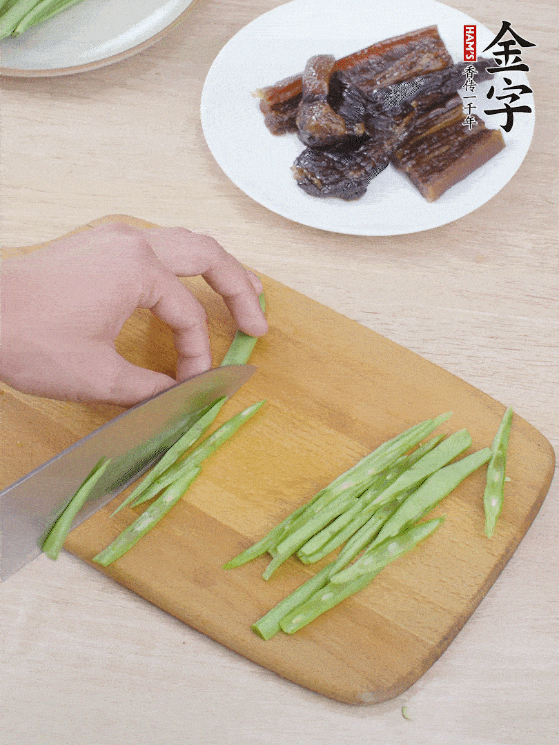 四季豆切絲。