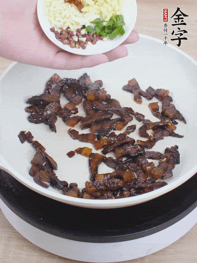 下蔥姜蒜、干辣椒、花椒粒炒香。