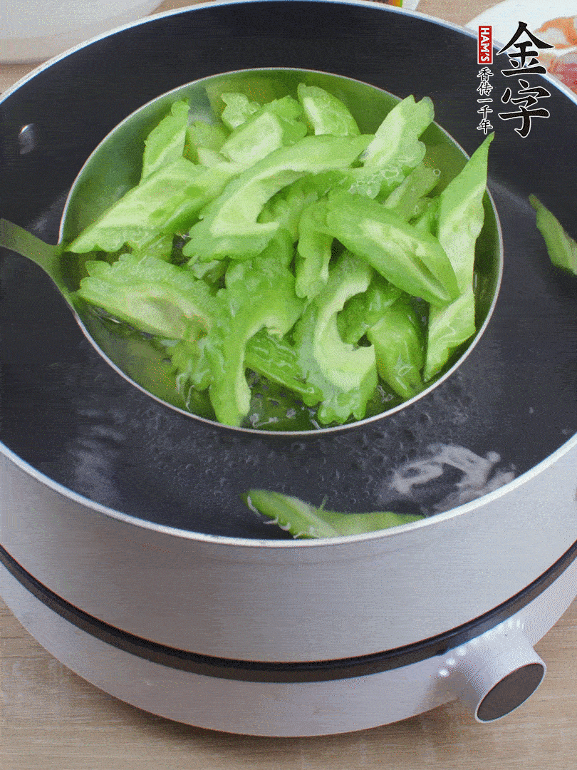 苦瓜去瓤切小塊，開水中加鹽汆燙30秒。