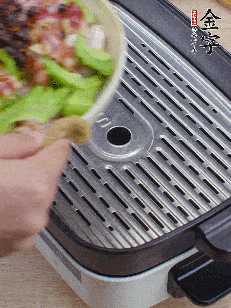 小排、苦瓜、香腸依次碼入，撒上豆豉蒸25分鐘。