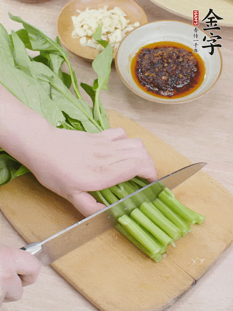 空心菜切段，大蒜拍碎切末。