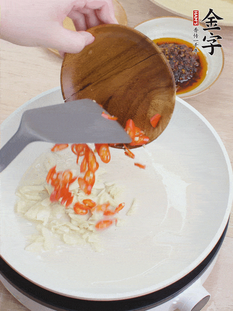 油熱煸香蒜末、辣椒。