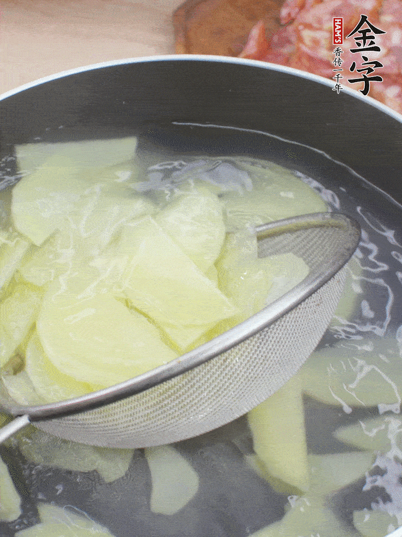 土豆去皮切片，汆燙1分鐘。香腸切薄片。