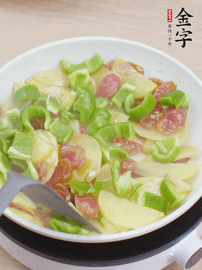 下辣椒翻炒1分鐘。