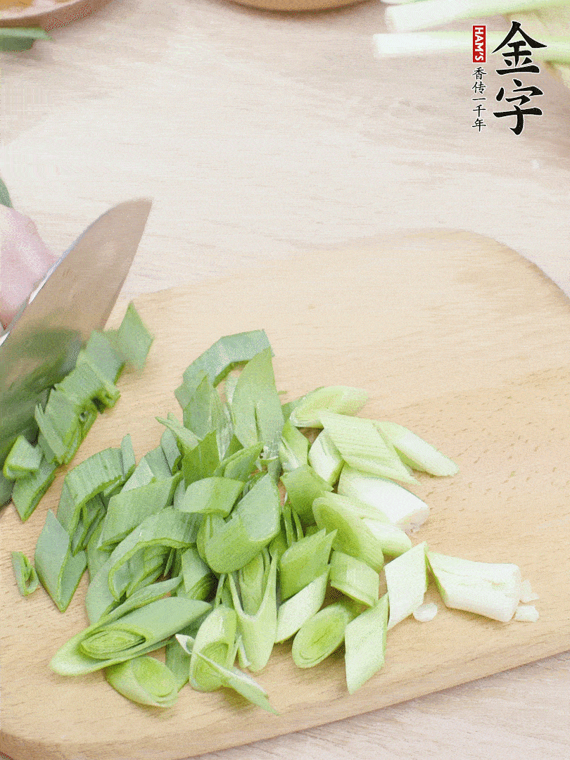 青蒜切段。（蒜白可以拍一下，再斜著切）