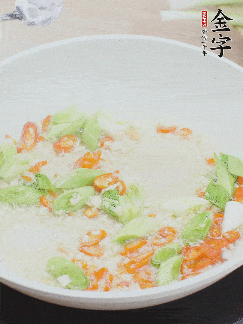 油5成熱時，下蒜末、辣椒、蒜白煸炒。