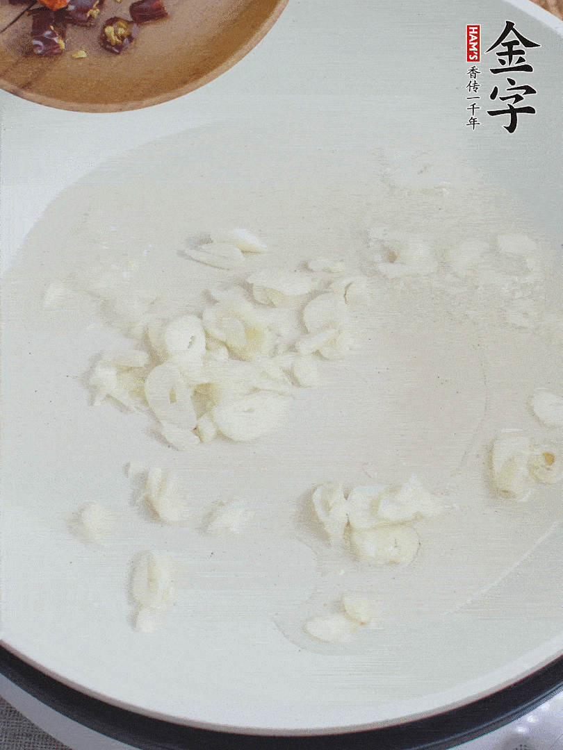 藕去皮，切成1cm見方的丁，放入清水浸泡。美人椒切圈。蒜切成末。