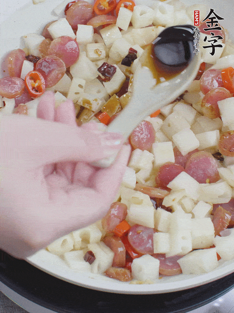 下藕丁，加生抽、香醋、白糖、鹽翻炒均勻。