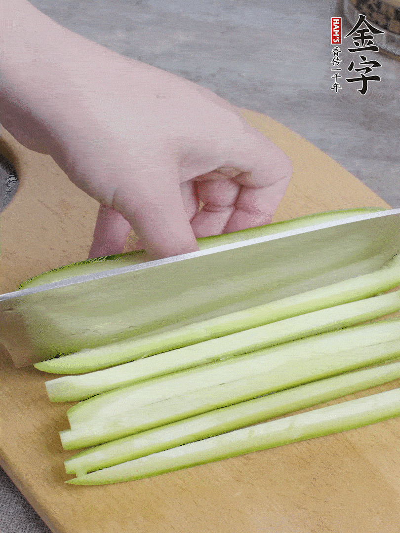 西葫蘆對(duì)半切，去瓤切條。