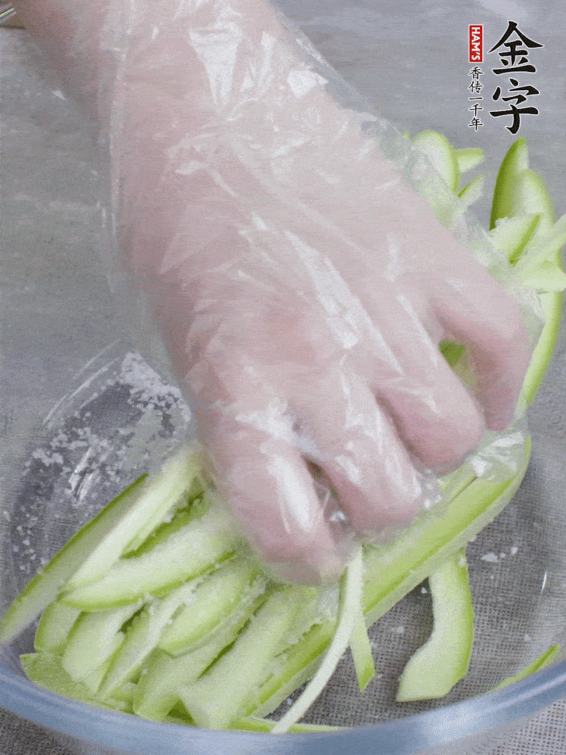 加鹽腌制15分鐘，清洗后擠干水份。