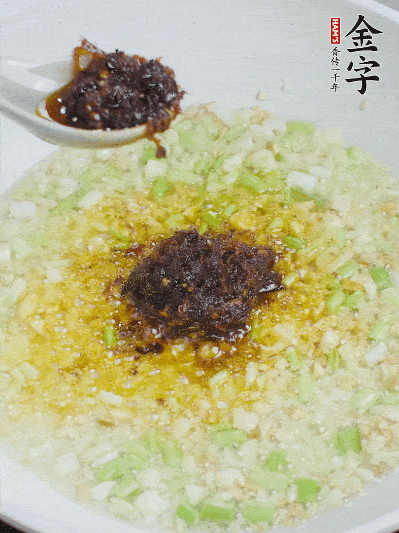 下蔥姜、1大勺金字火腿大師醬爆香。