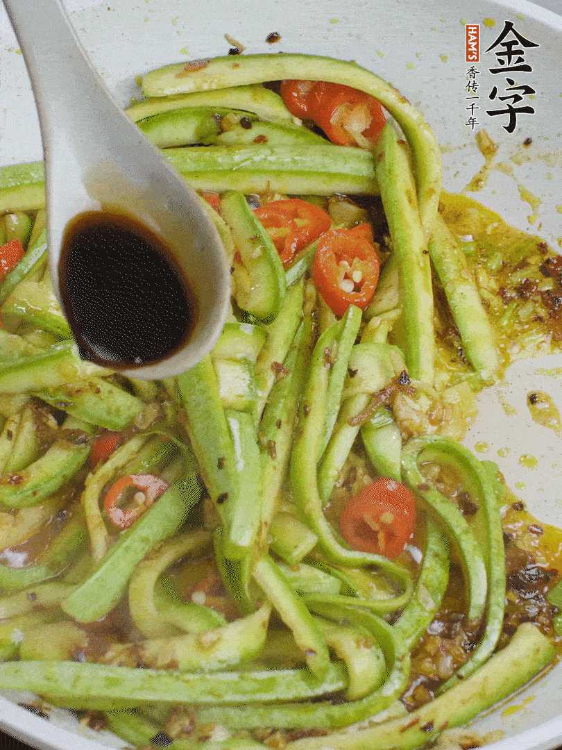 下西葫蘆，加1勺生抽、半勺蠔油、辣椒圈翻炒至斷生。