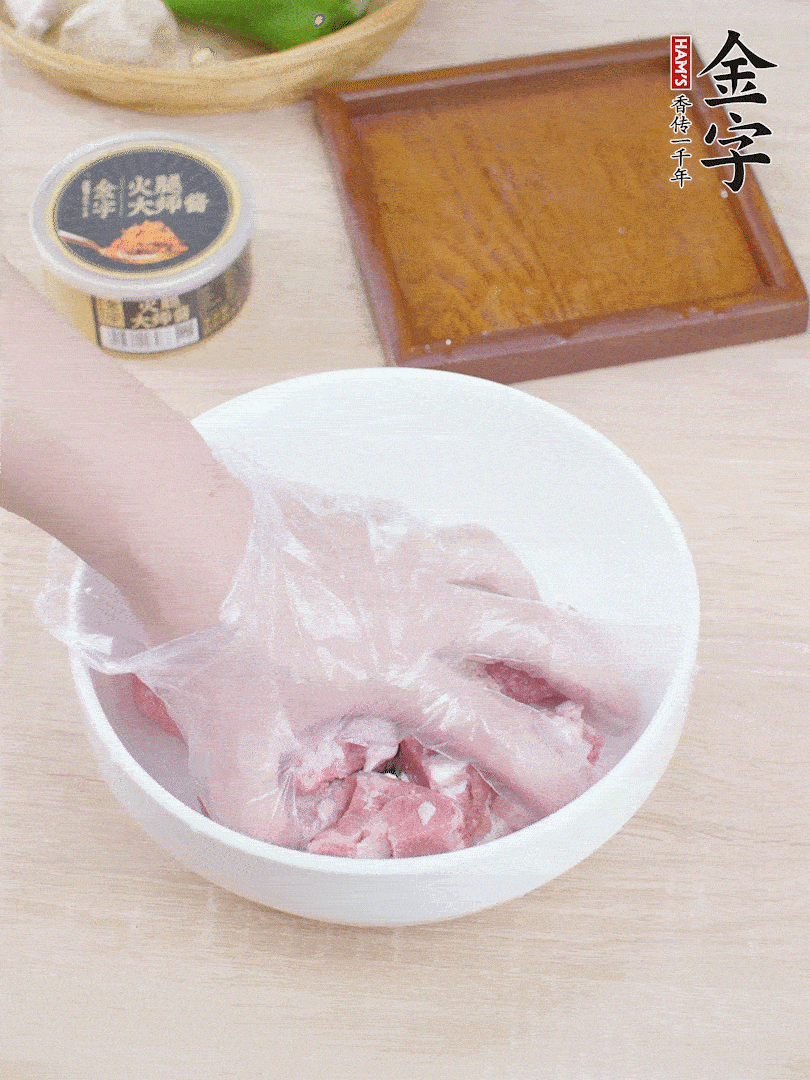 豬小排，加1勺料酒、1勺蠔油、1/3勺白胡椒粉、淀粉，抓拌均勻腌漬30分鐘。青椒去蒂去籽切塊。洋蔥去皮切塊。