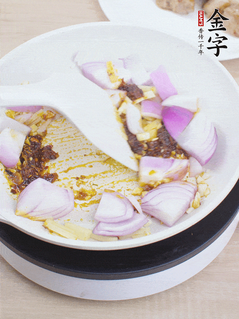 另起一鍋，姜、蒜末、1勺金字火腿大師醬、洋蔥塊炒香。