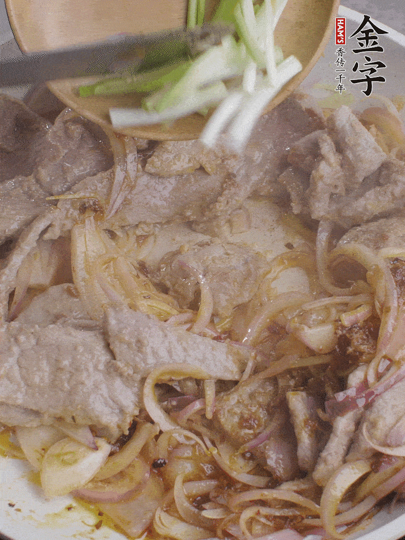 下牛肉、蔥段快炒。