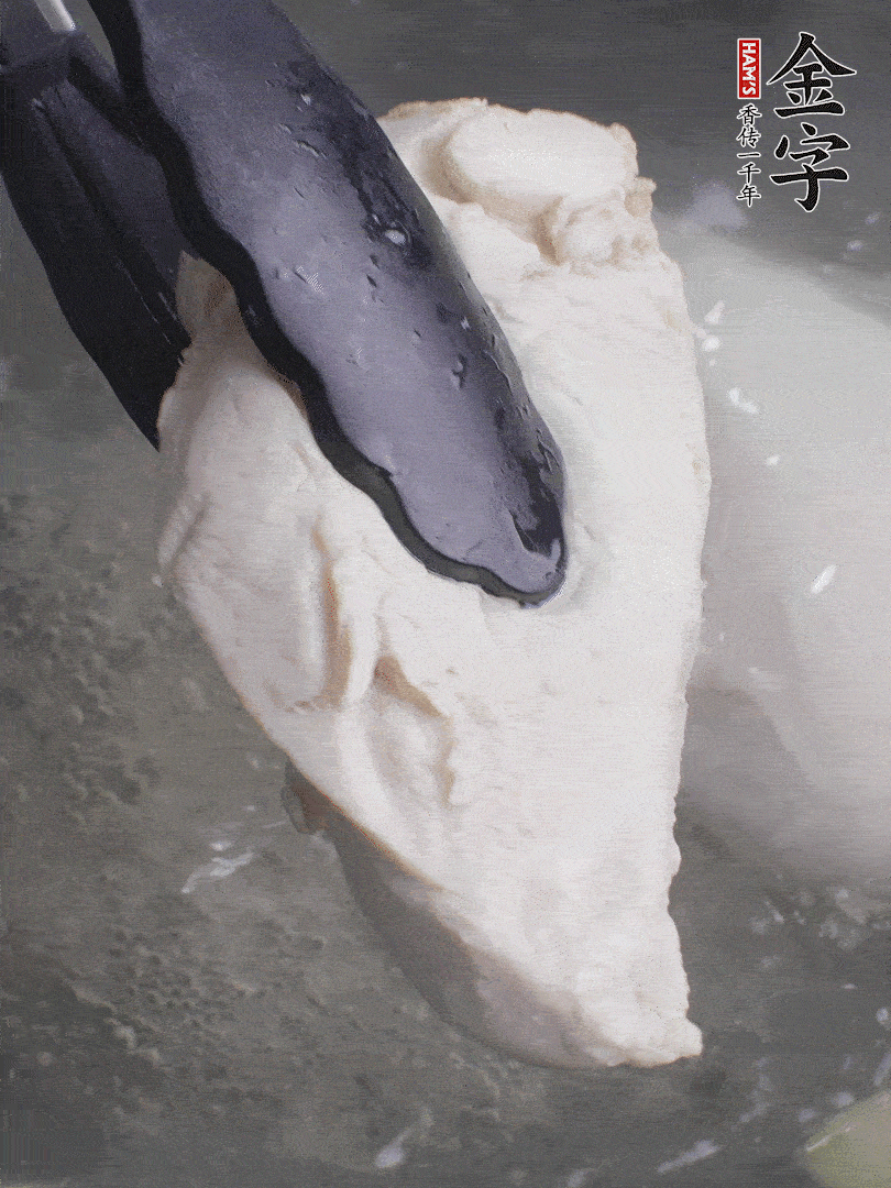 雞胸肉冷水下鍋，加姜片煮熟。過冰水撕成細絲。