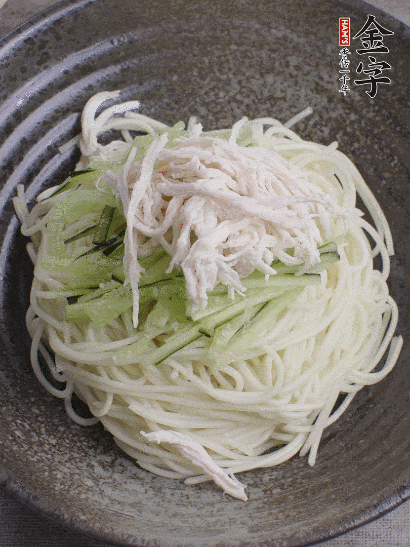 堿水面（熟）倒入大碗中，鋪上黃瓜絲、雞絲。