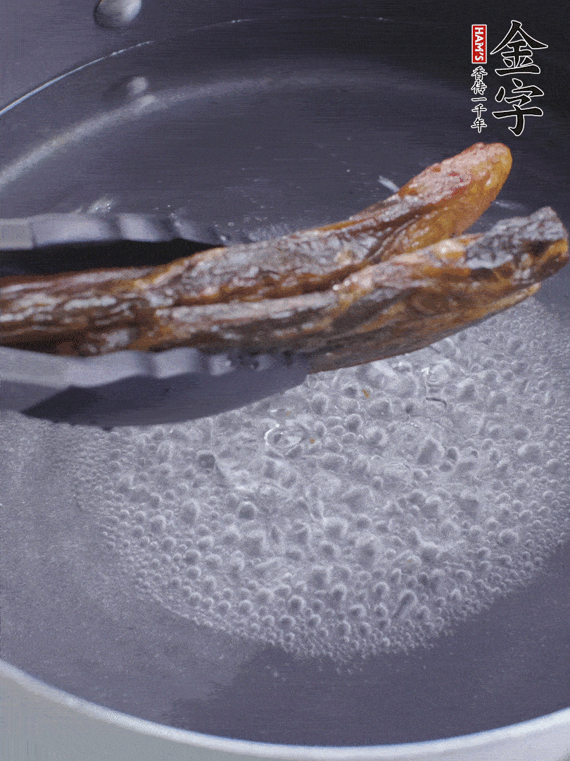 金字醬油肉水煮15分鐘，切薄片。