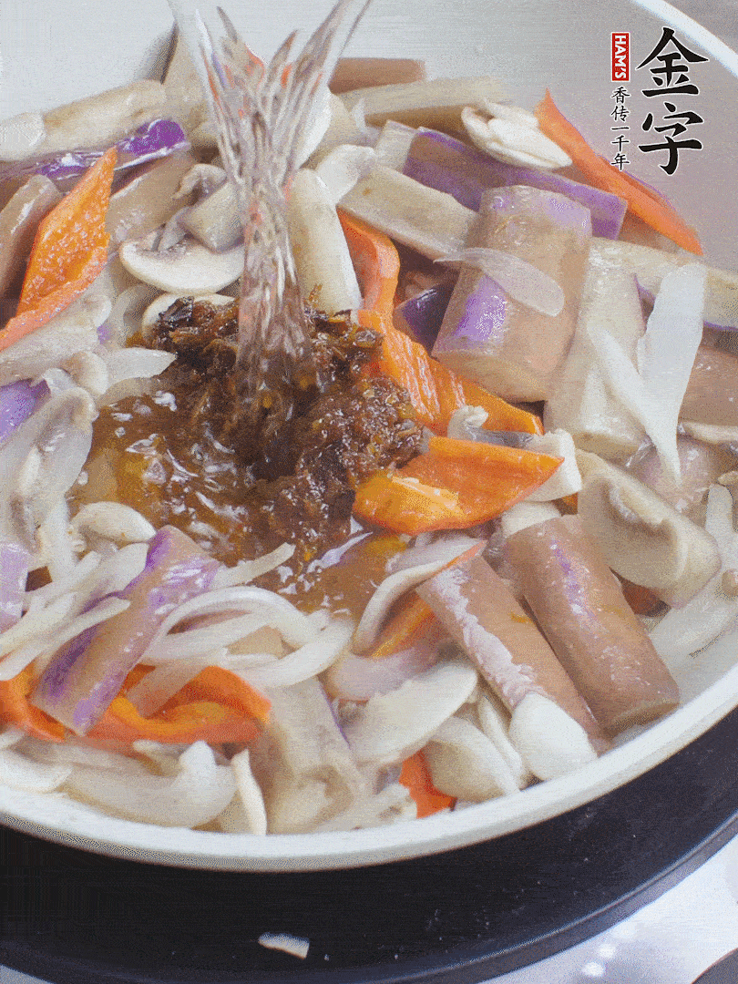 下茄子、口蘑，淋入料汁，加熱水份收干。