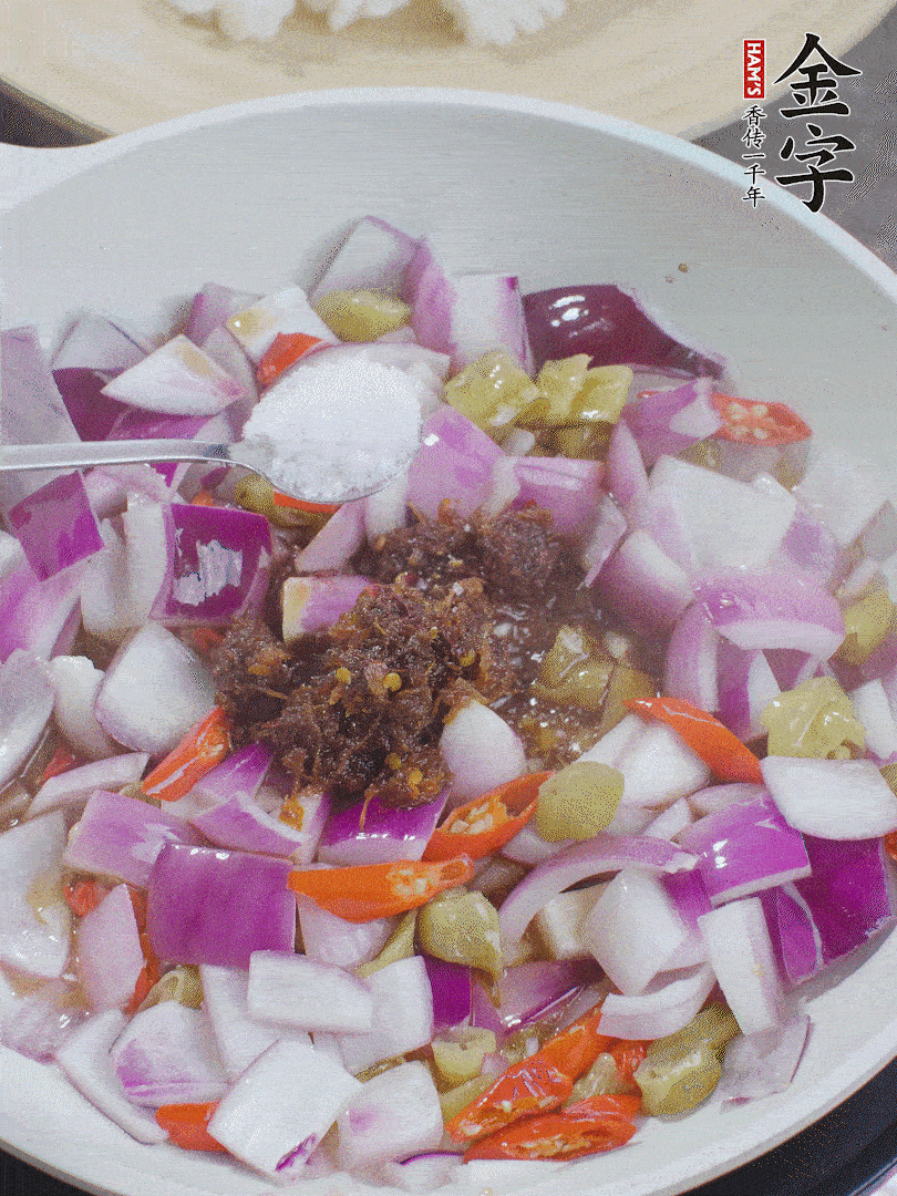 加1大勺金字火腿大師醬、2勺生抽、1勺糖，翻炒。