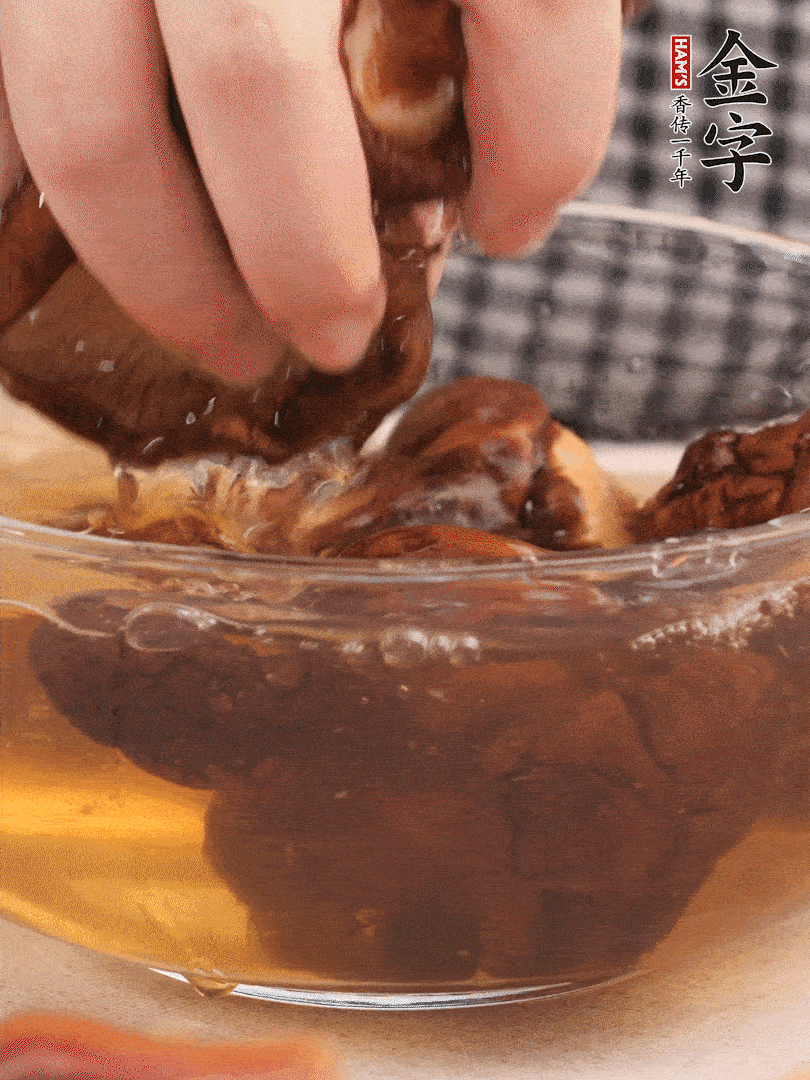 干香菇溫水泡發(fā)，去蒂洗凈切十字。