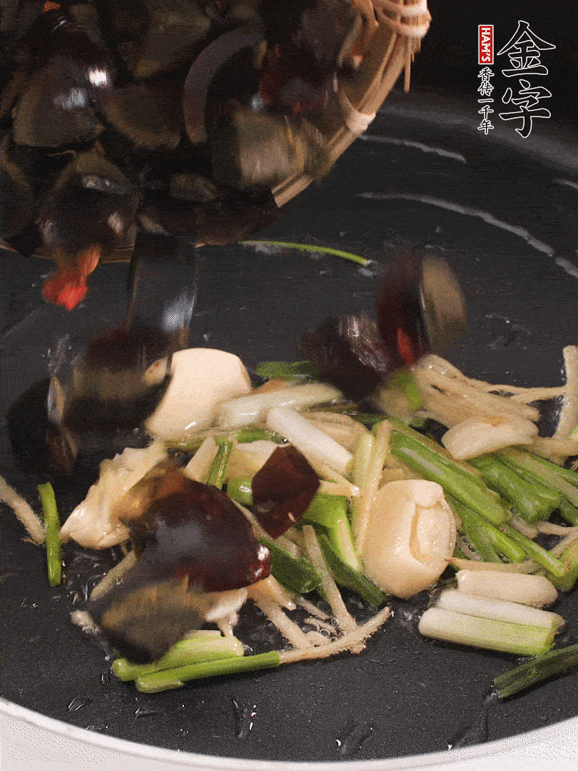 熱油爆香蔥姜，放入皮蛋翻炒至氣泡。