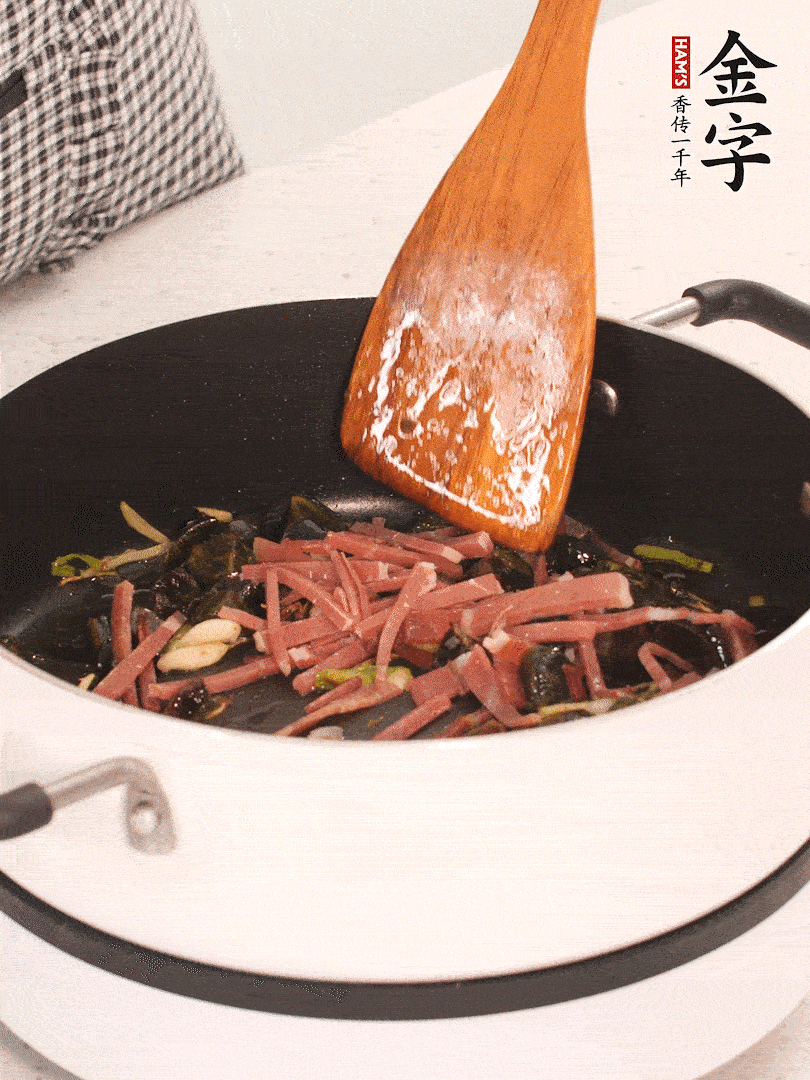 加入火腿煸炒一會(huì)，倒入開(kāi)水燉煮15分鐘。