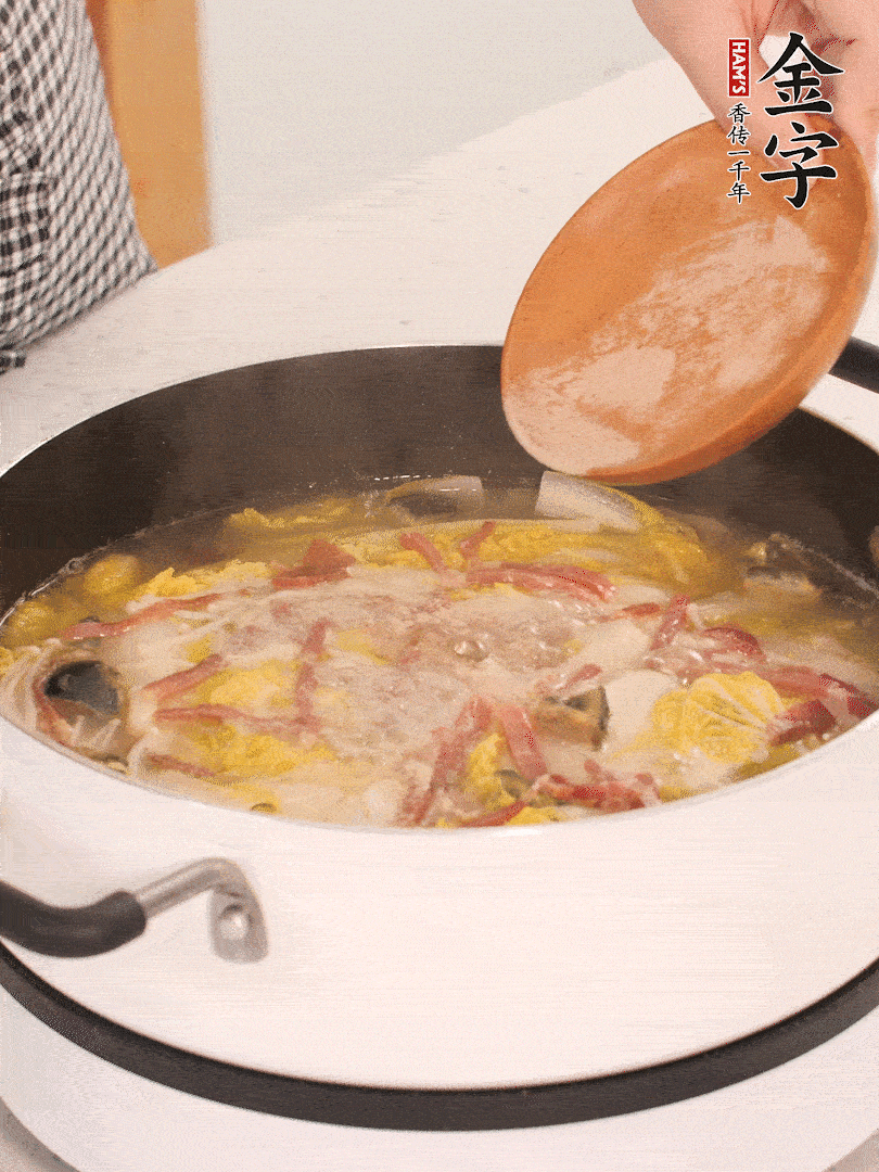 加適量的白胡椒調(diào)味。