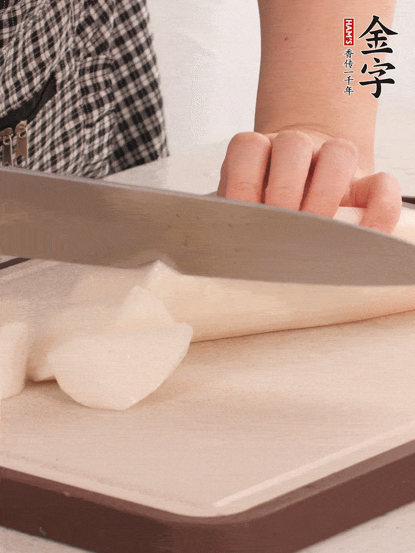 蘿卜切塊，火腿切片。