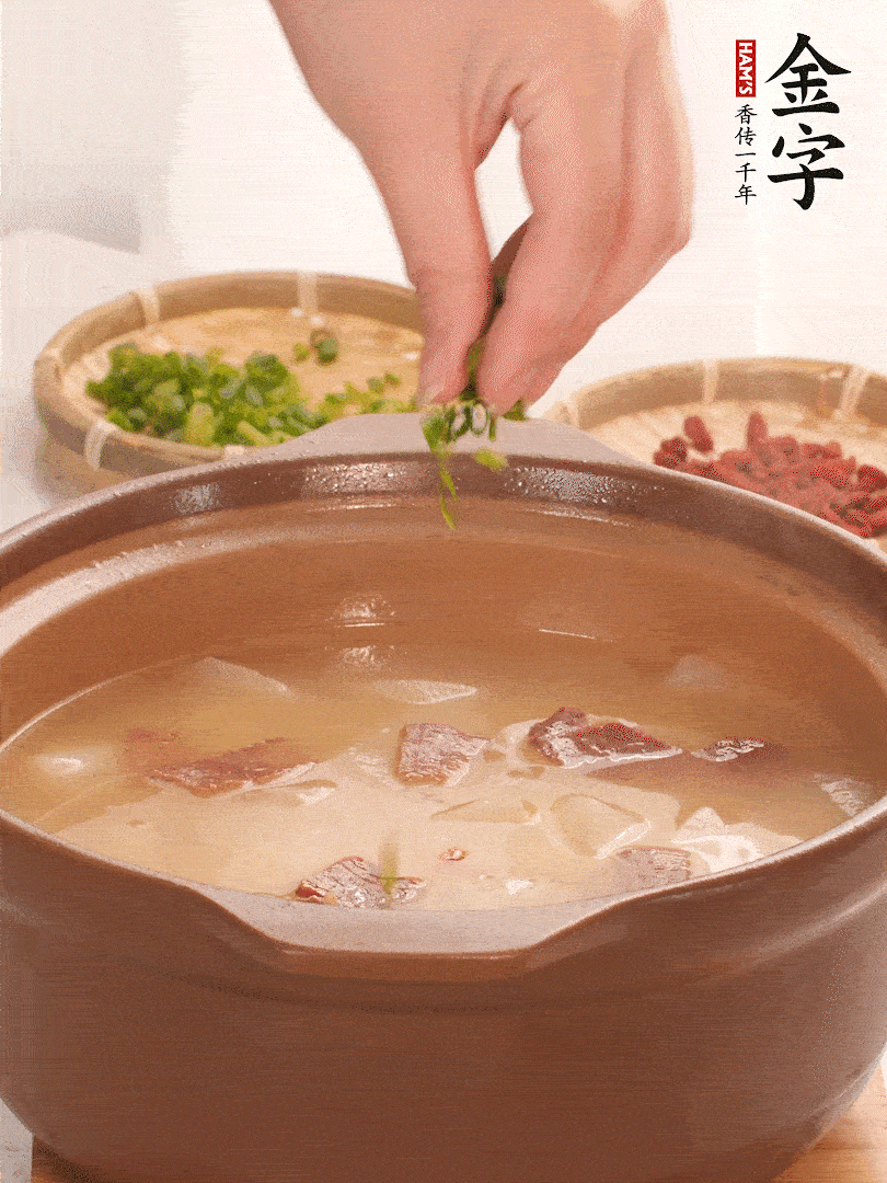 最后點(diǎn)綴點(diǎn)小蔥花、枸杞，增色提味。