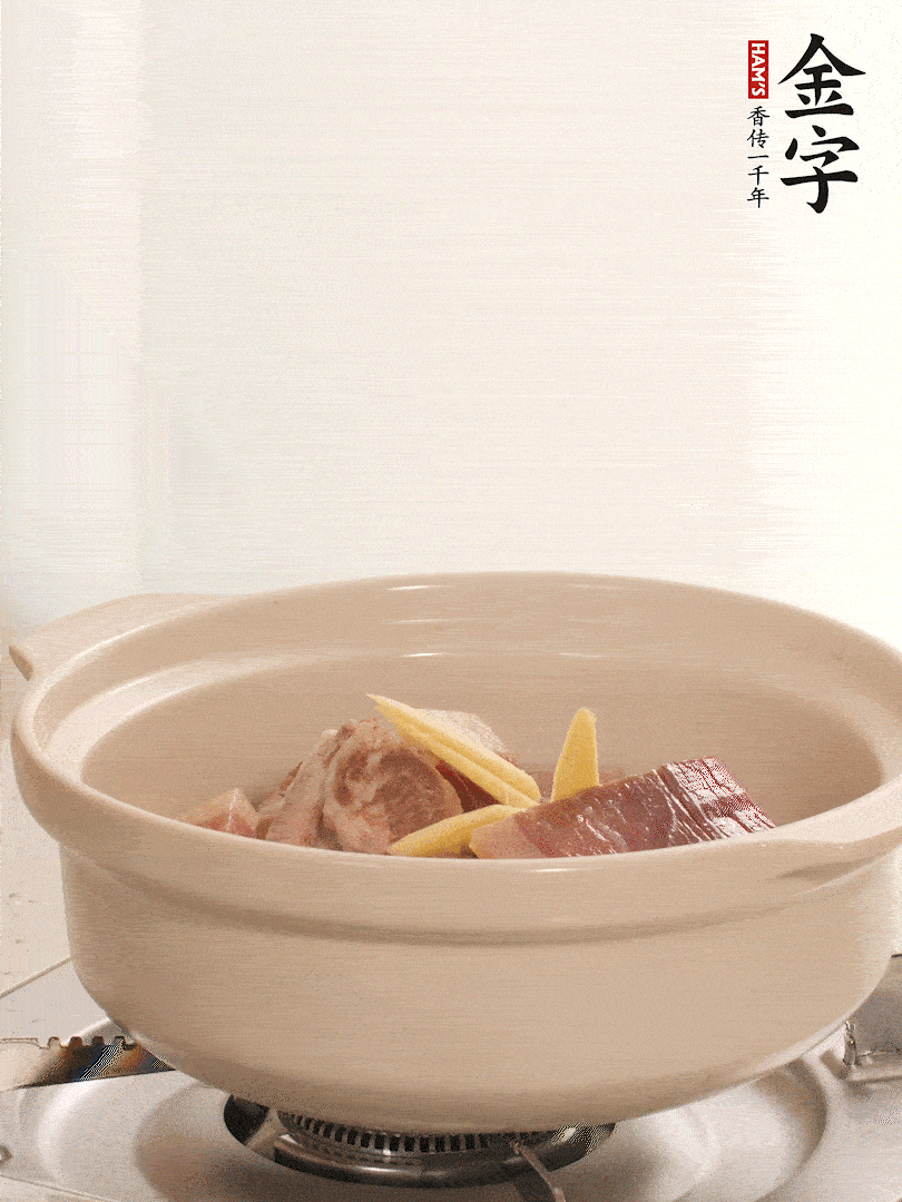 湯鍋放入排骨、火腿、姜，加適量水。煮開后轉(zhuǎn)小火燉40分鐘。