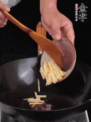 留少許余油，下姜絲、毛豆、火腿翻炒。