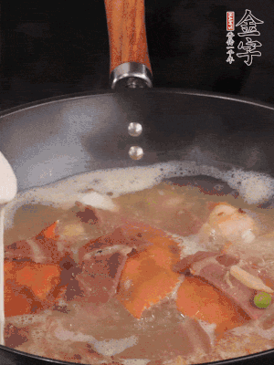 最后用面糊勾芡，燒至收汁，出鍋前撒點(diǎn)蔥段。