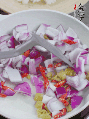 冷鍋熱油，下洋蔥、小米辣、泡椒，炒出香味。