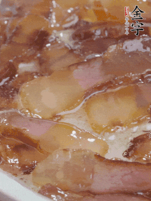 油5成熱，醬油肉煸香。