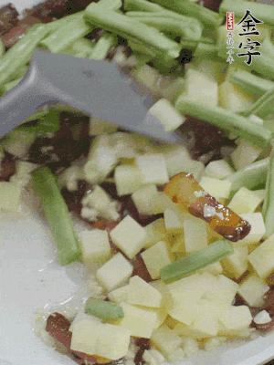 下蒜末、豆角、土豆塊翻炒。