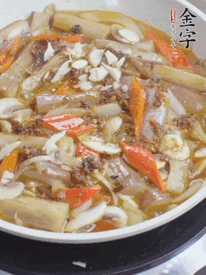 撒蒜末、香菜末。