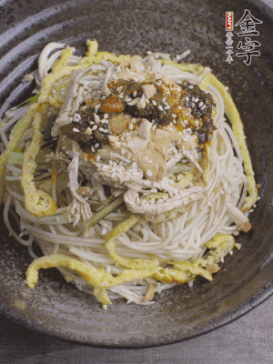 撒上花生碎、白芝麻、蔥花。