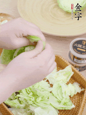 卷心菜掰成小片。