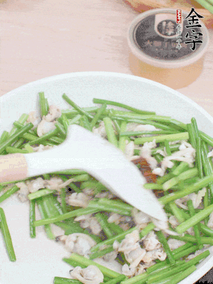 再下花蛤肉、1勺金字火腿干貝醬翻炒攪勻。