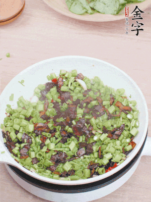 1勺生抽、1勺蠔油、1點(diǎn)點(diǎn)白糖調(diào)味。