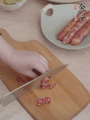 香腸切片。（圓片一點(diǎn)，不用很斜）