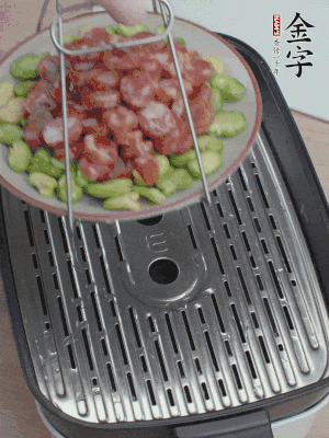 蠶豆鋪底，香腸鋪上，上鍋蒸15分鐘。