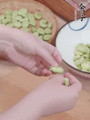 蠶豆剝殼，去掉豆衣，切碎。