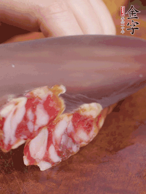 金字香腸斜切成大片。