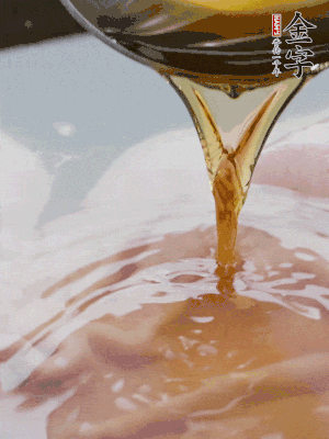 洗凈后冷水下鍋，加黃酒焯水。