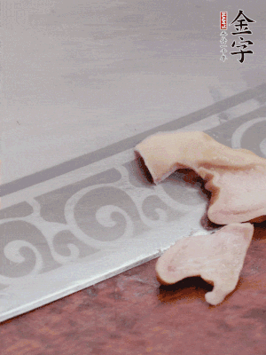 橫向一分為二，均勻切絲。