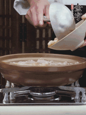 燜煮30分鐘，下花生、紅棗煮5分鐘。（花生提前預煮15分鐘）