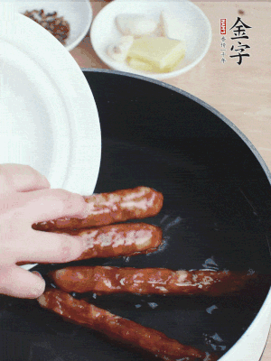 金字香腸水煮15分鐘，撈出切薄片。